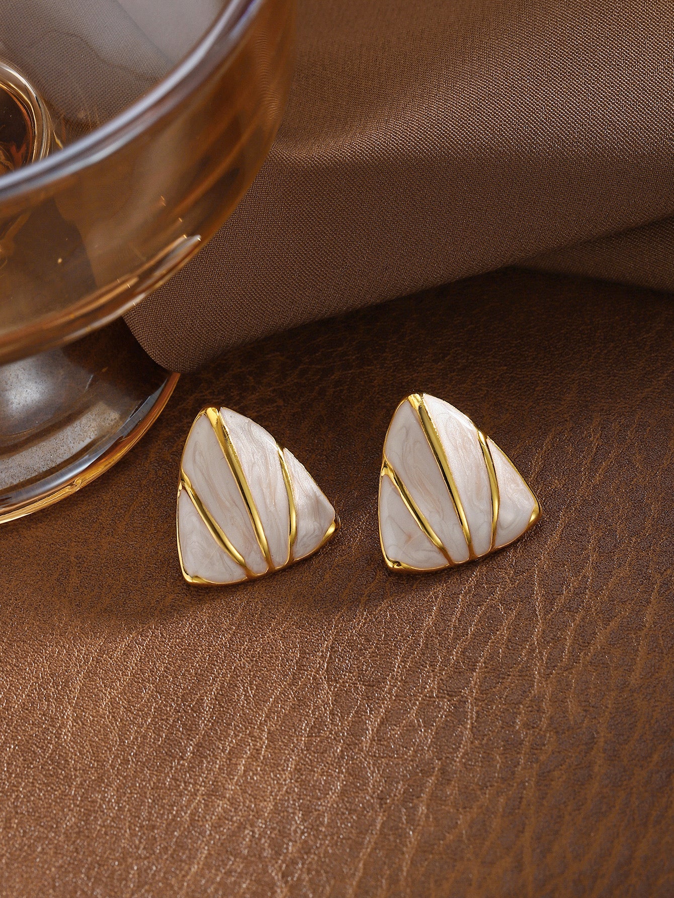 Aretes prisma blancos